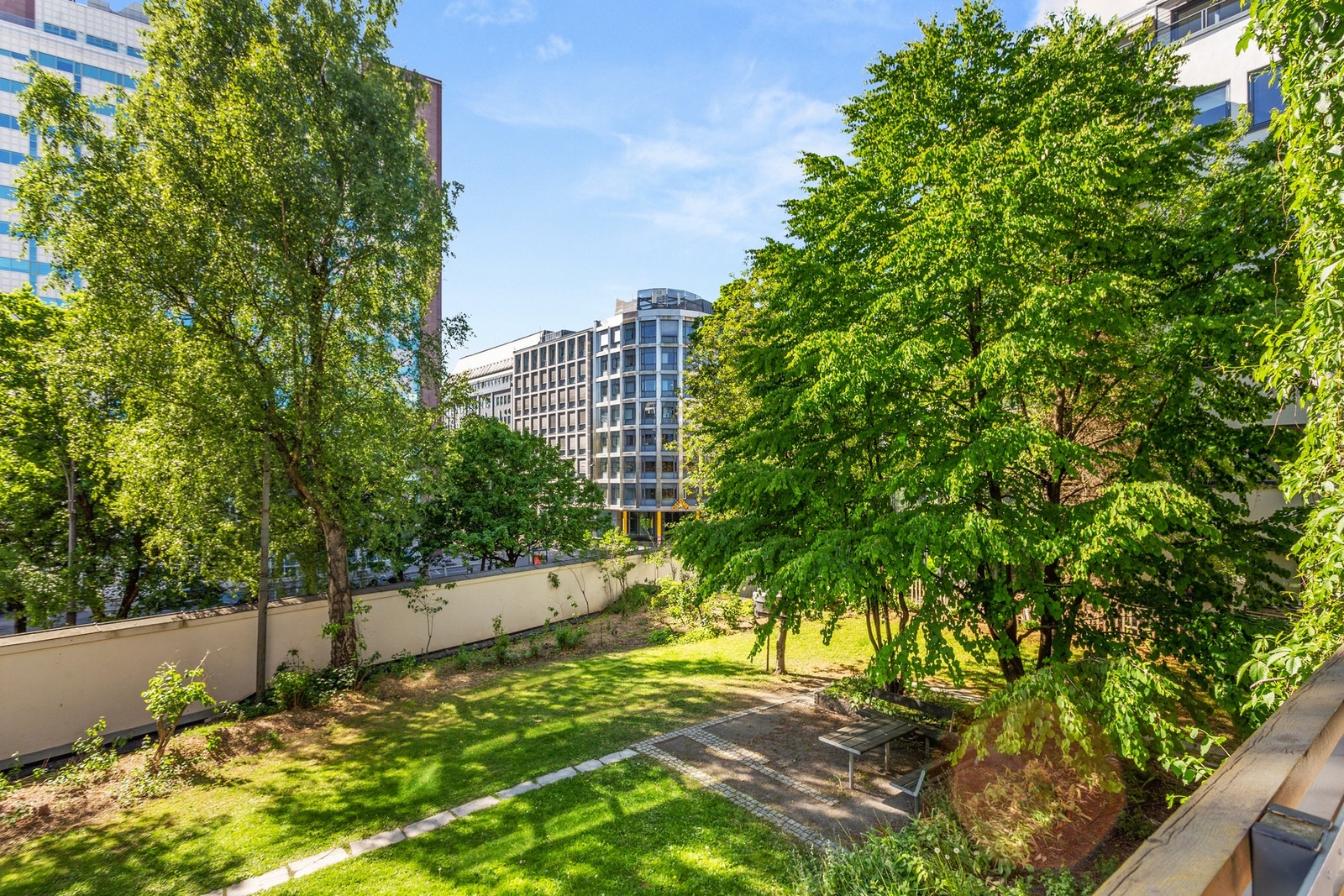 Utsikt fra balkongen til fine, grønne fellesområder Galleribilde