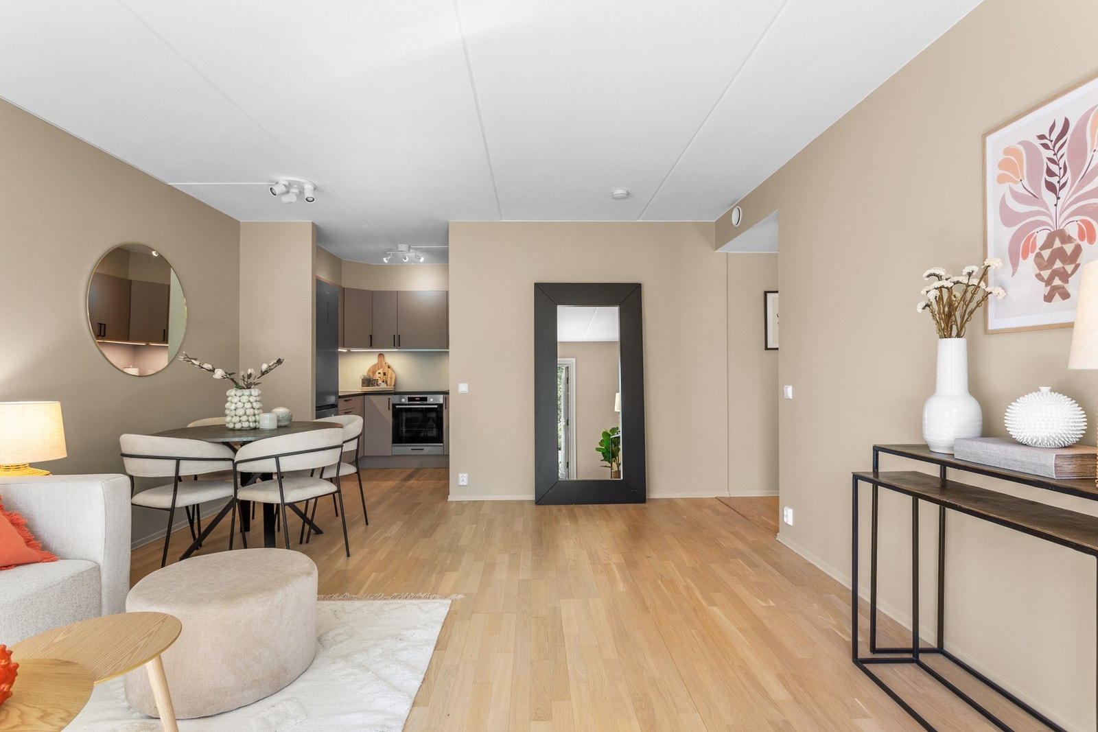 Rommet har en fin arealutforming med plass til både spisebord, tv-løsning og sofa Galleribilde