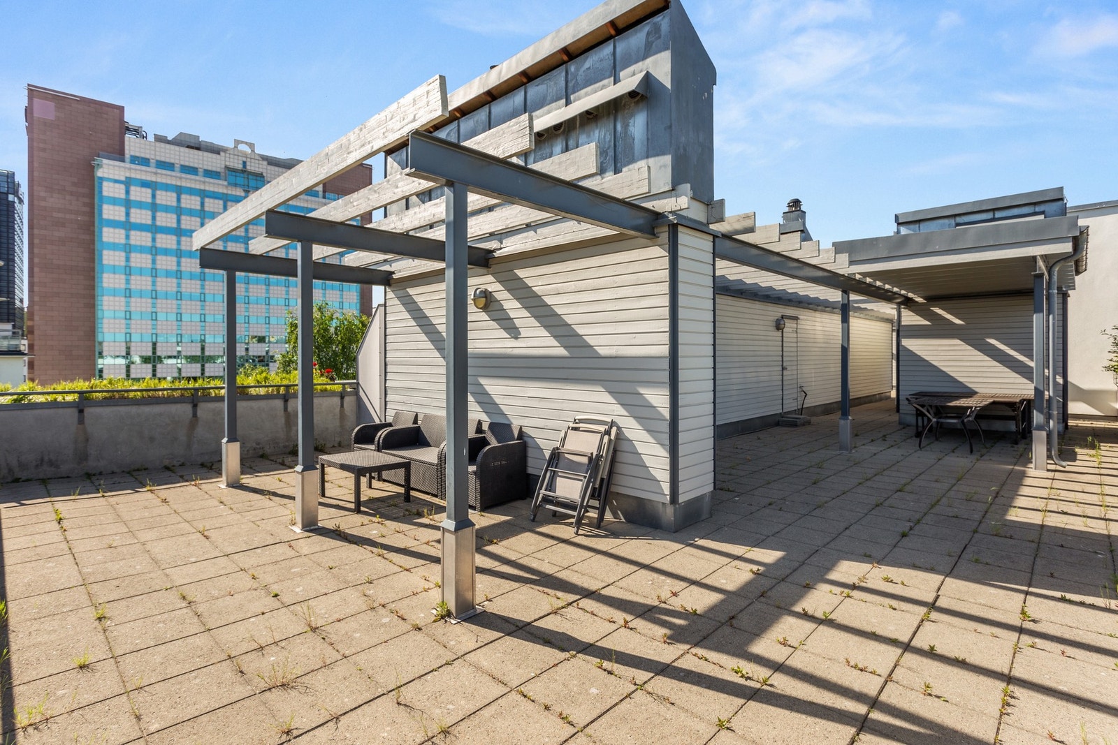 Tilgang til stor, felles takterrasse med sittegrupper Galleribilde