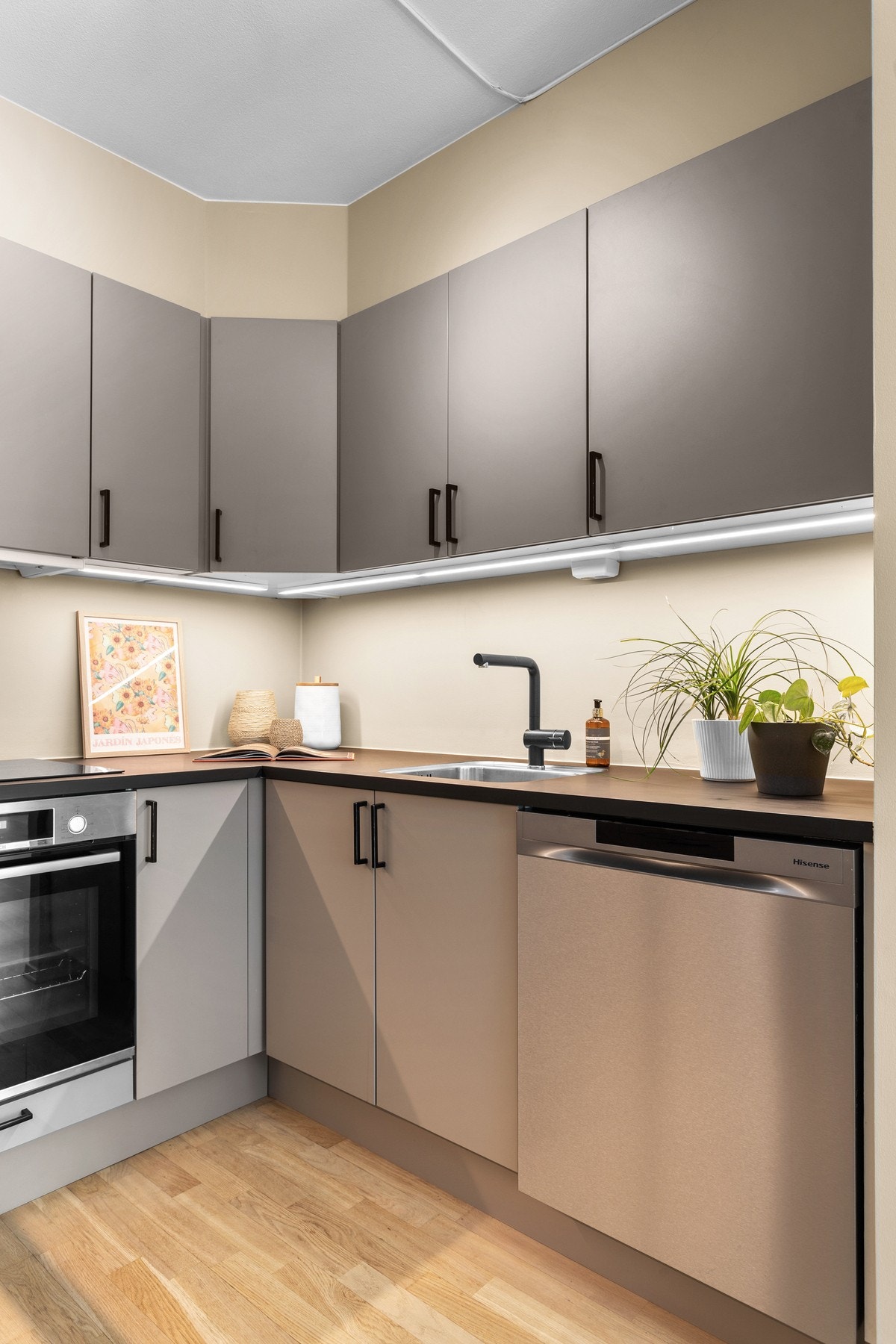 Kjøkkenet byr på god skap- og benkeplass Galleribilde