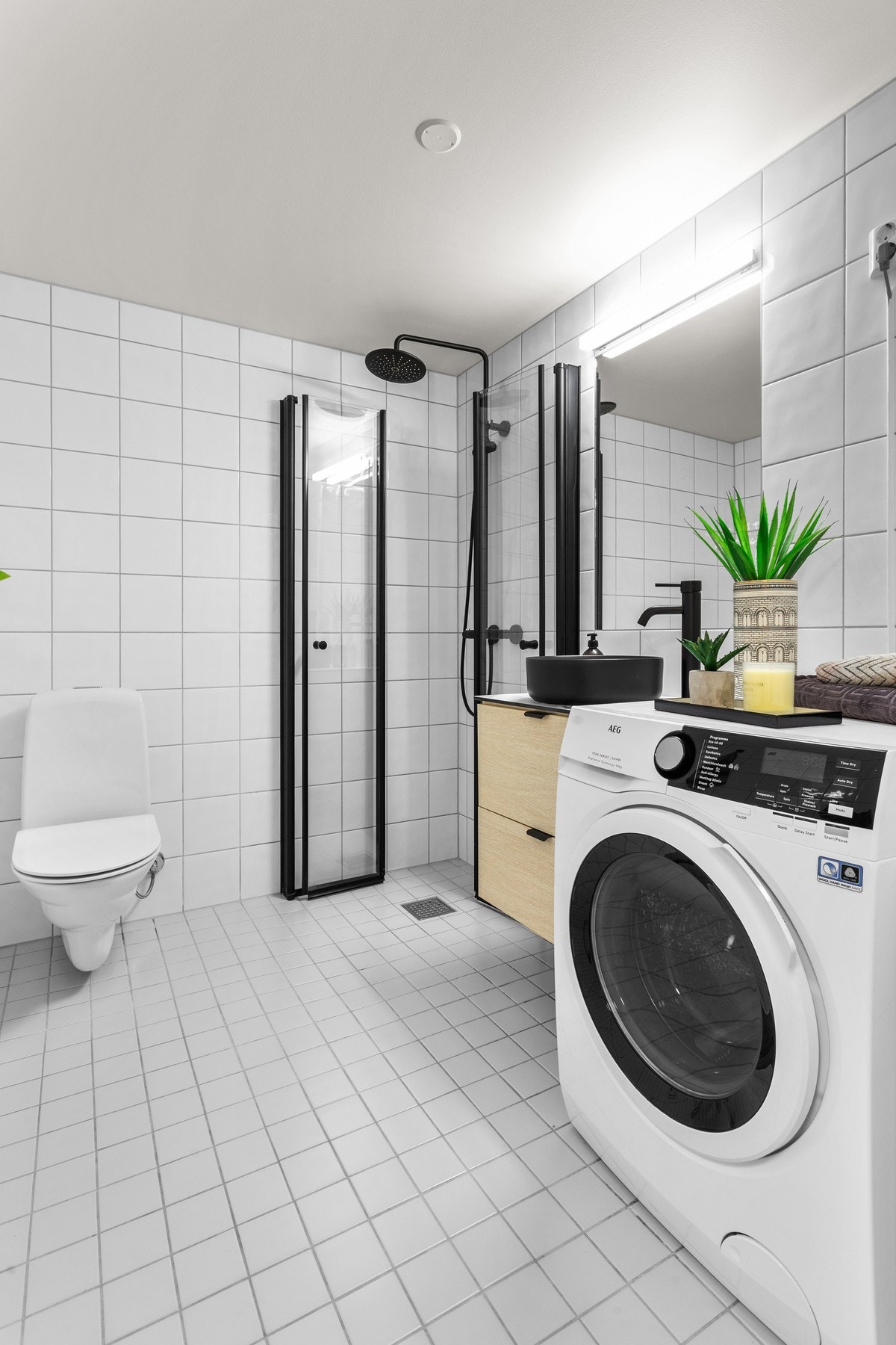 Pent, flislagt bad med ny innredning fra 2021 og nymalt himling fra i år Galleribilde