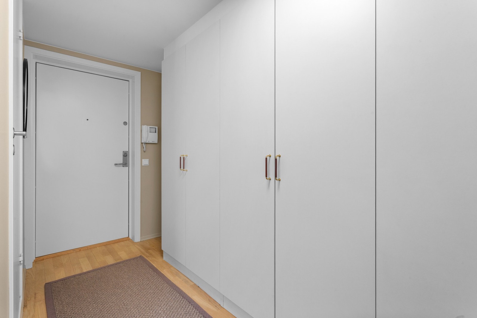 Heisen tar deg opp til leilighetsplan i 2. etasje. En innbydende entré gir en god forsmak på hva resten av leiligheten har å tilby Galleribilde