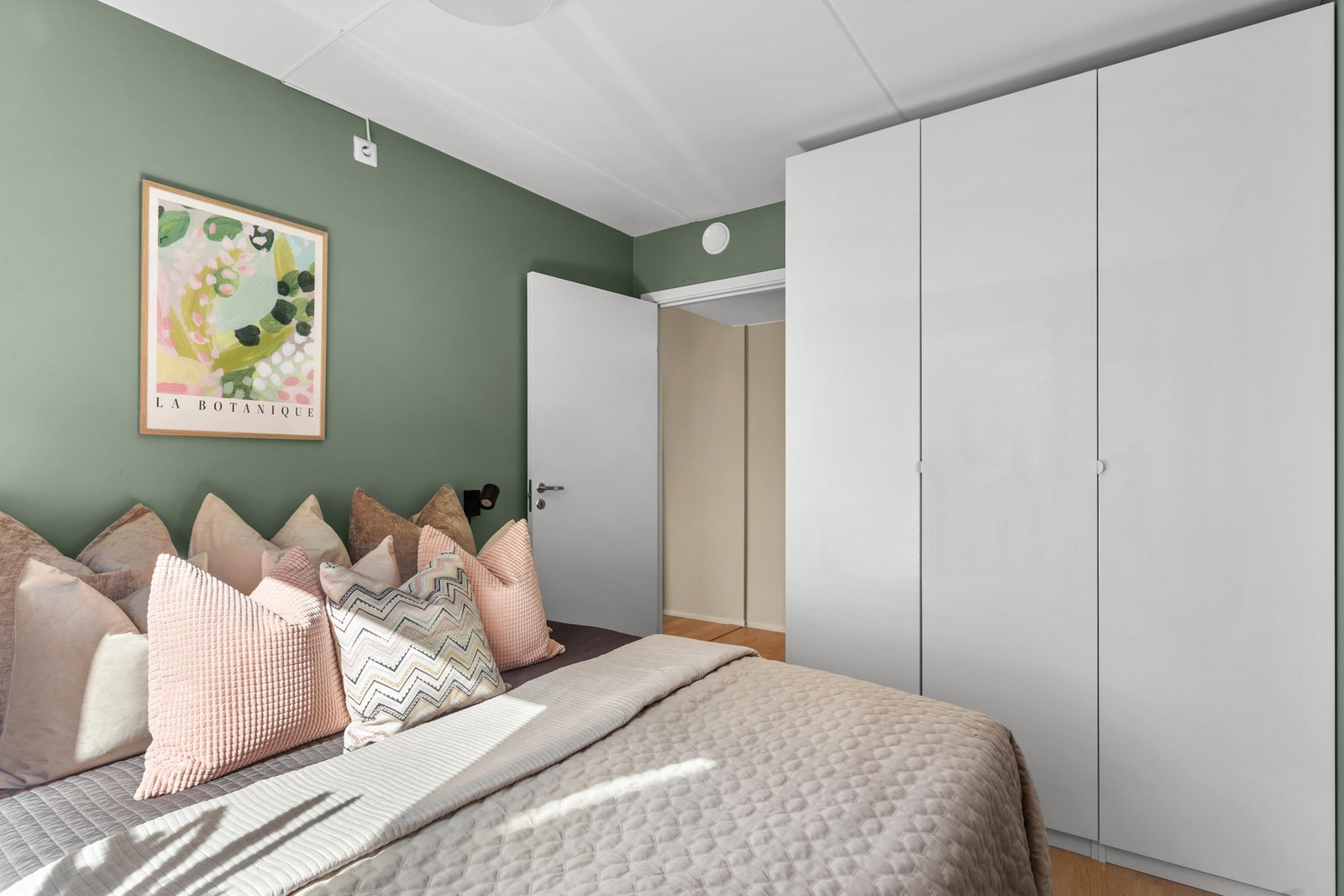 Romslig soverom med medfølgende garderobeskap Galleribilde