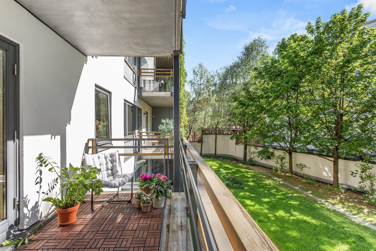 Balkongen er vestvendt og har gode solforhold Galleribilde