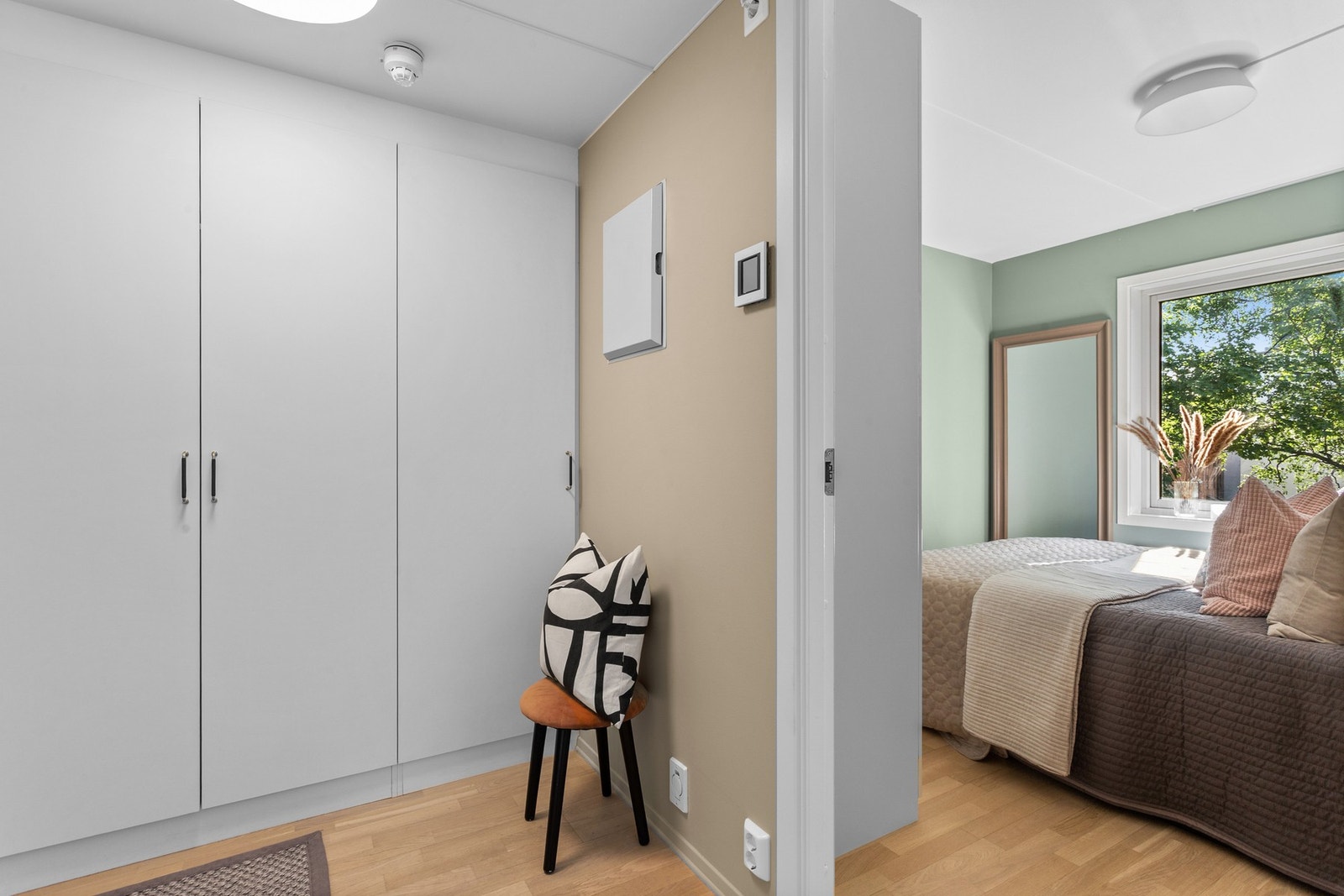 En stor skaprekke gir rikelig oppbevaringsplass til yttertøy, sko m.m Galleribilde