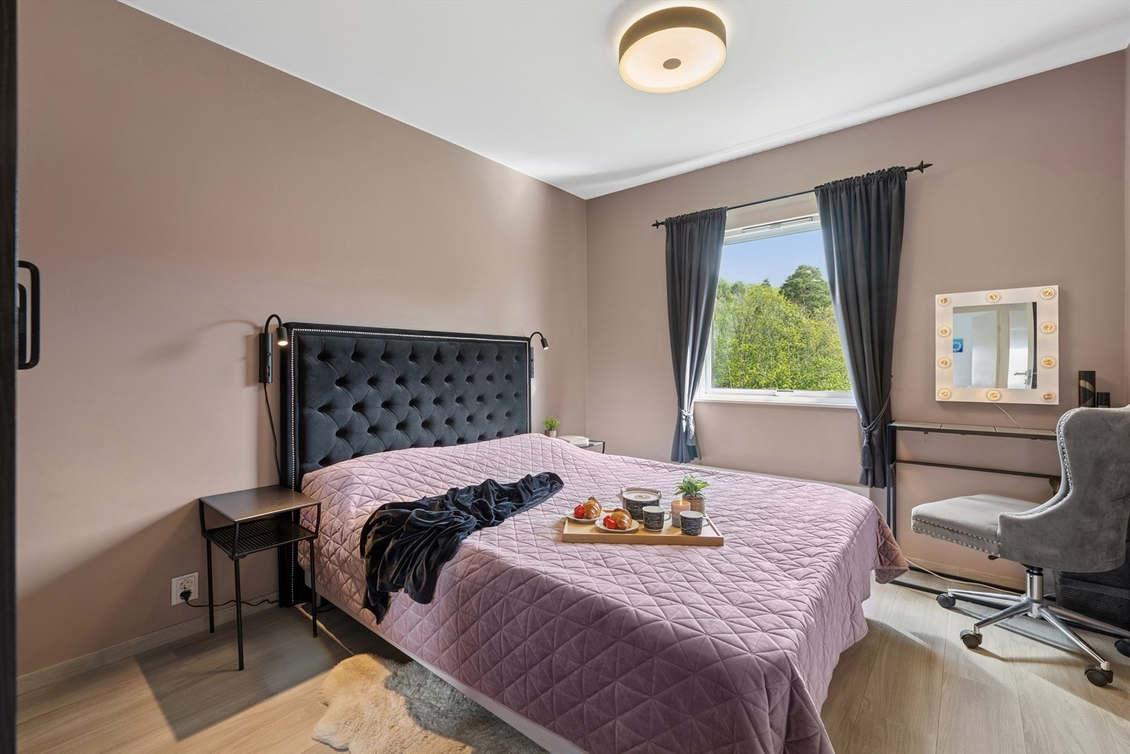 Lekkert hovedsoverom med stor dobbeltseng med mulighet for sminke/skrivebord (Soverom 1) Galleribilde