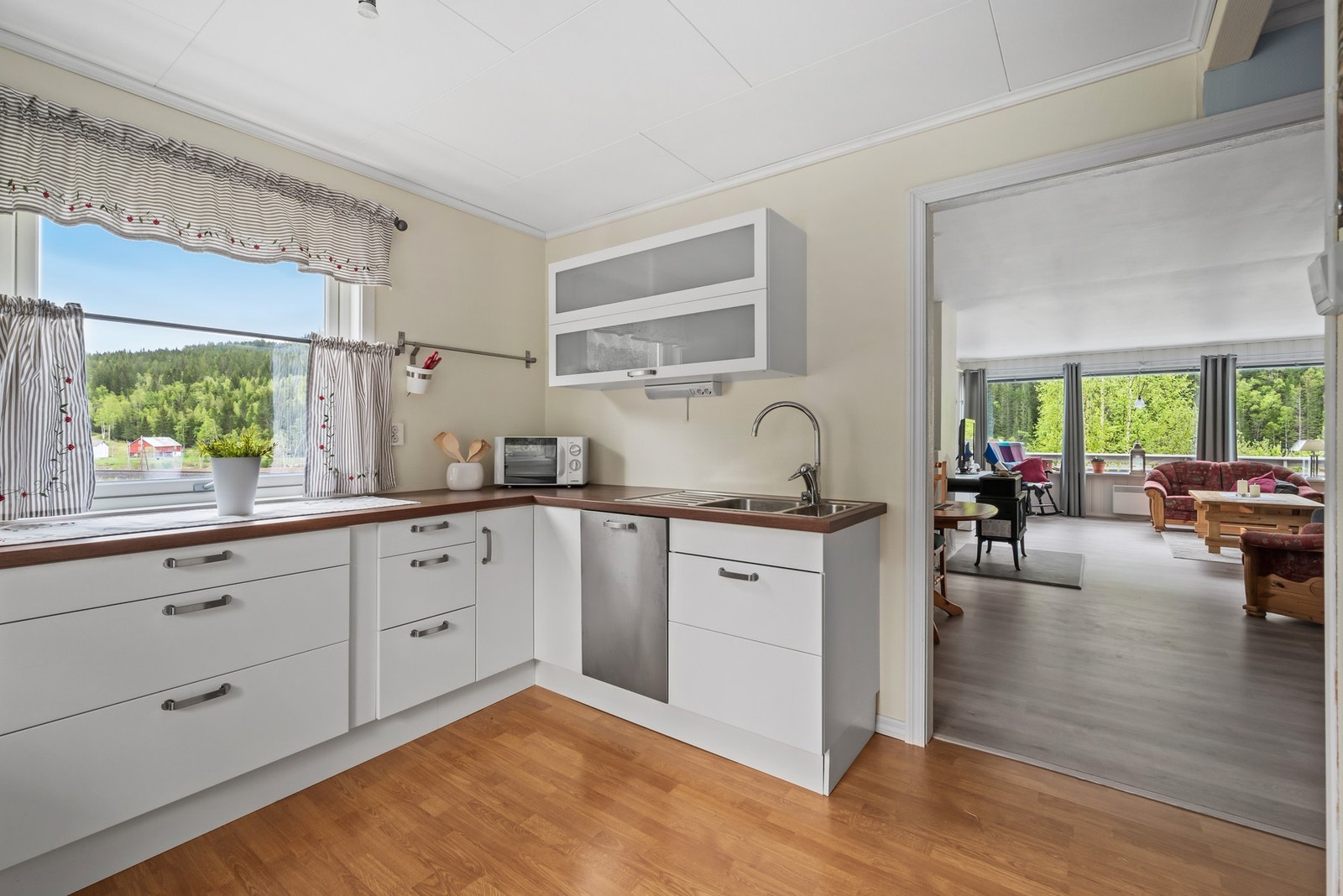 Integrert komfyr og oppvaskmaskin og mekanisk avtrekk over koketopp. Galleribilde