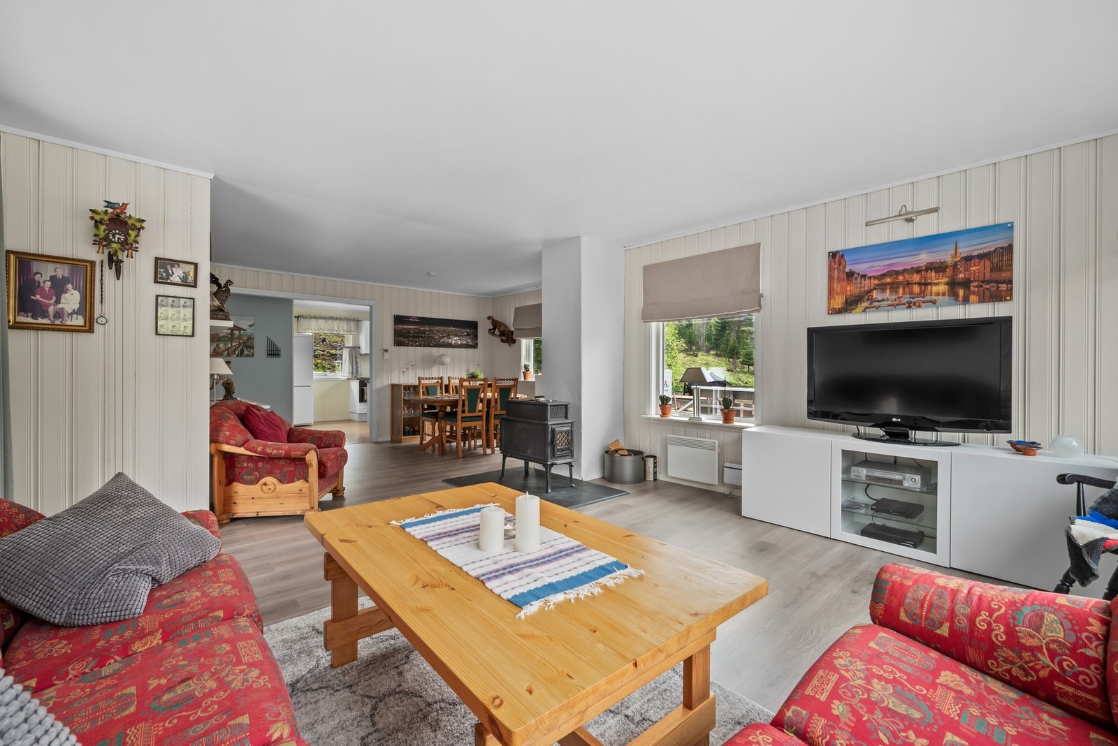 Stue og kjøkken er i en delvis åpen løsning. Galleribilde