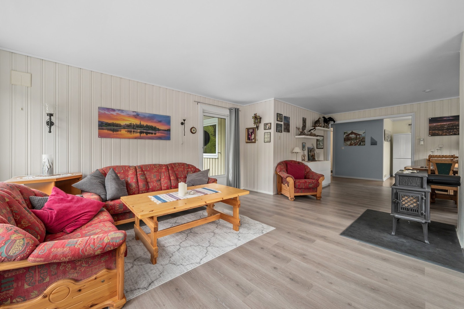 Boligen har både vedovn og varmepumpe som oppvarmingskilder. Galleribilde