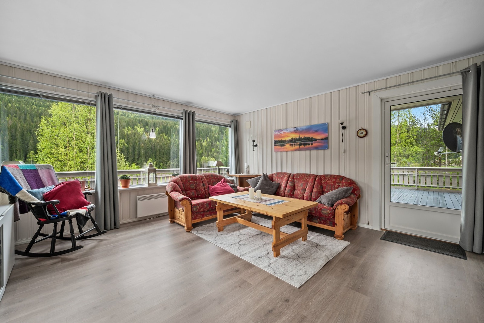 Fra stuen er det utgang til terrasse. Galleribilde