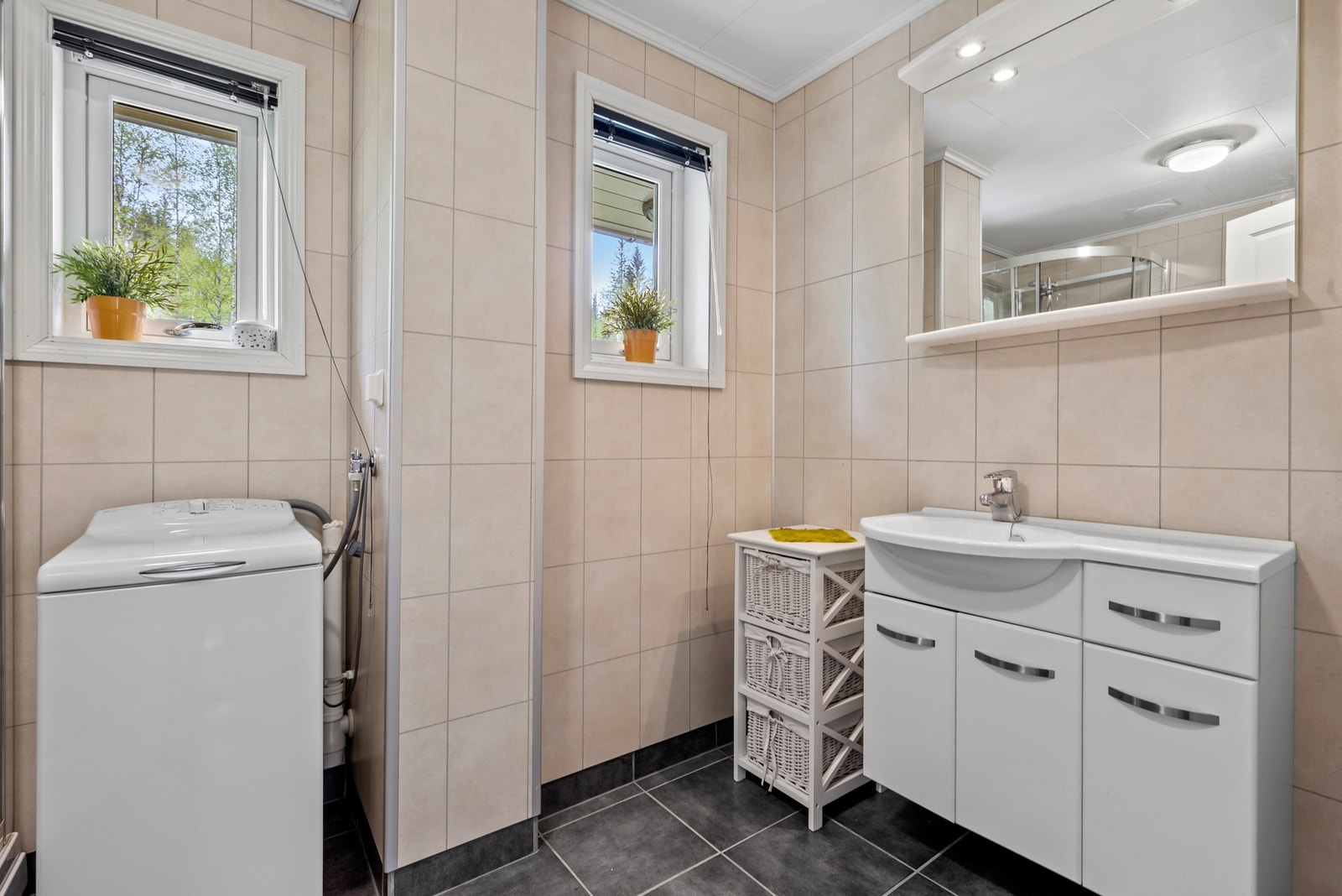 Bad med flislagt gulv. Det er varme i gulv. Galleribilde