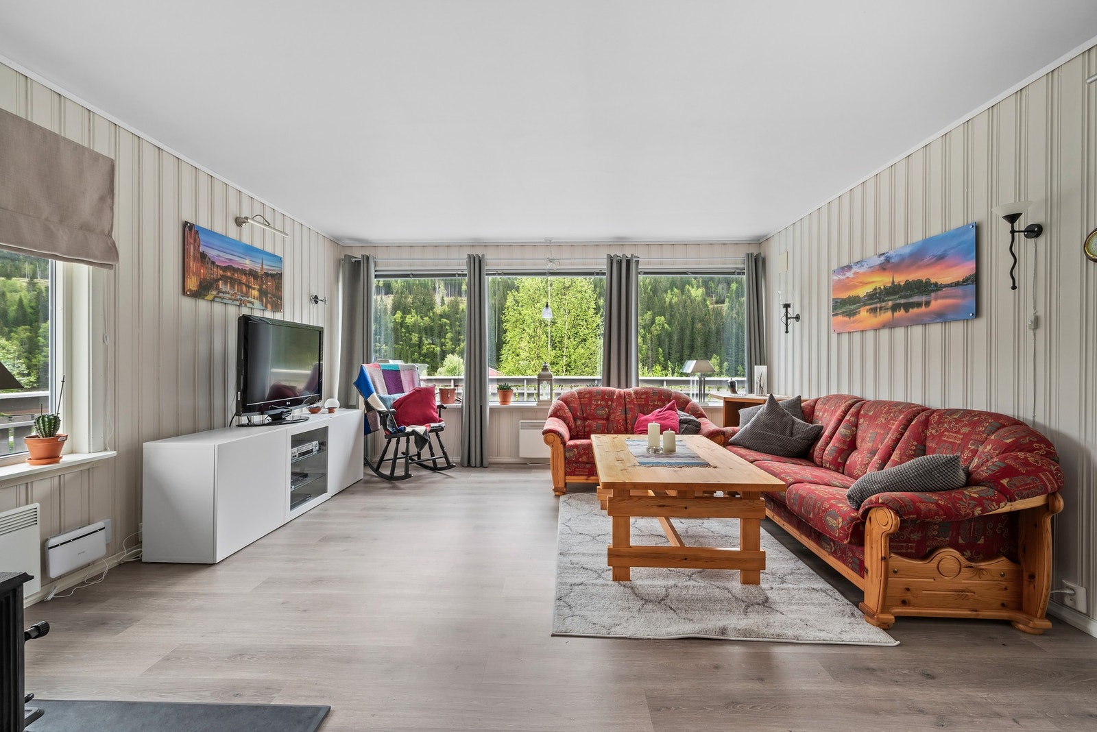 Boligen ble oppført i 1977 og er på 212m². Galleribilde