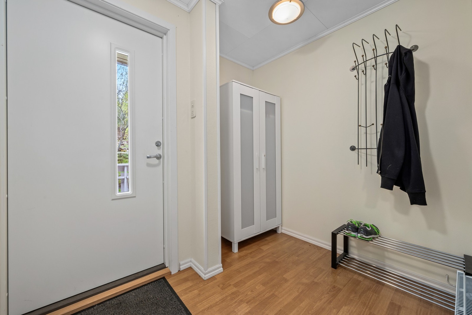 Gang med god plass til garderobeløsninger. Galleribilde