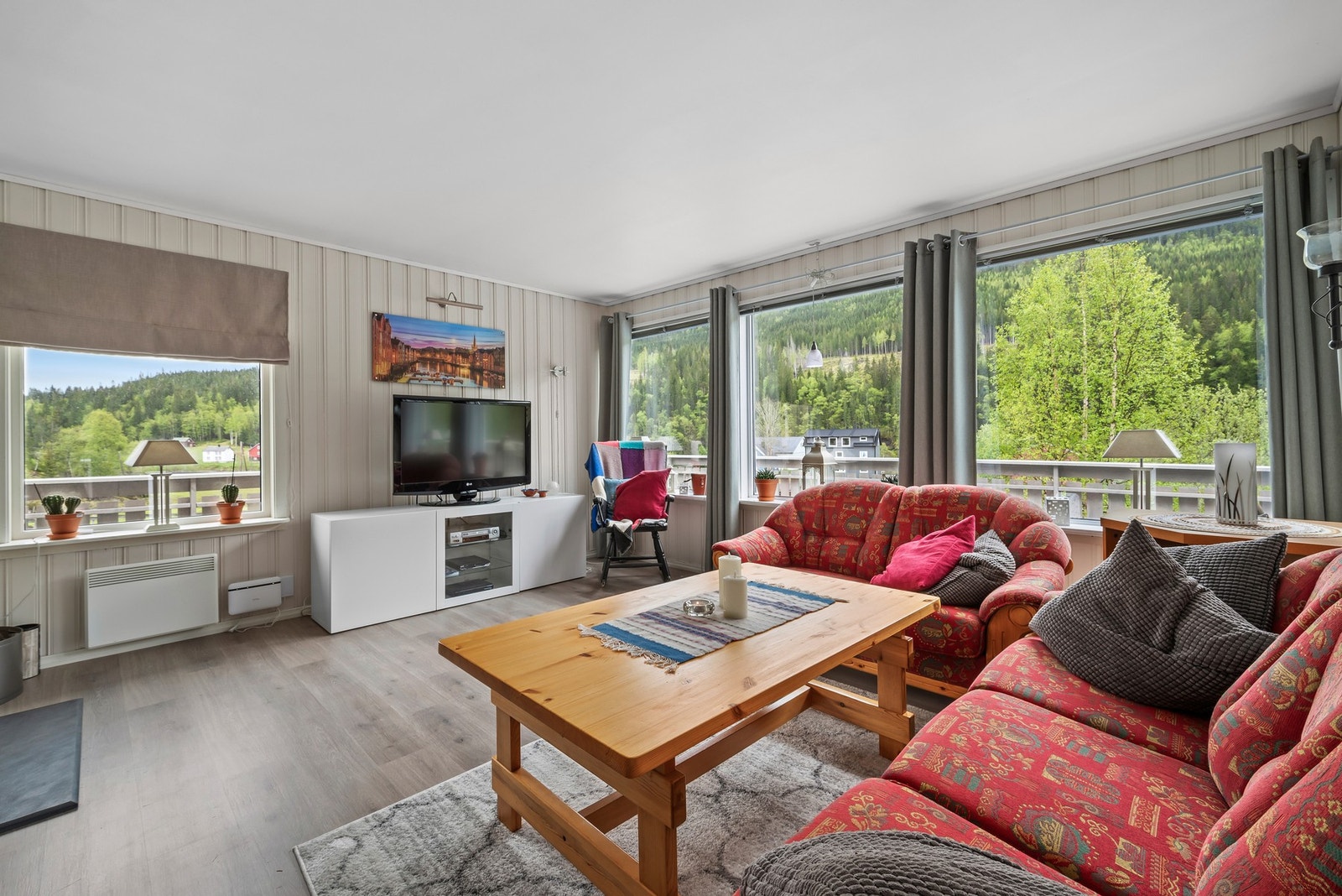 Det er laminat på gulv i stuen. Galleribilde