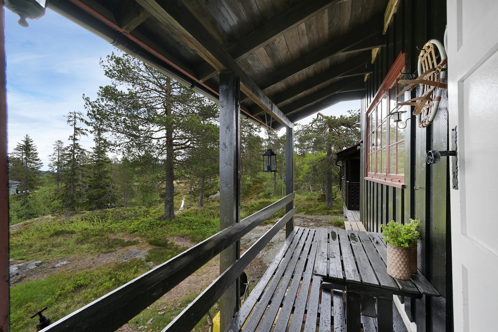 Inngang fra terrassen via overbygget inngangsparti Galleribilde