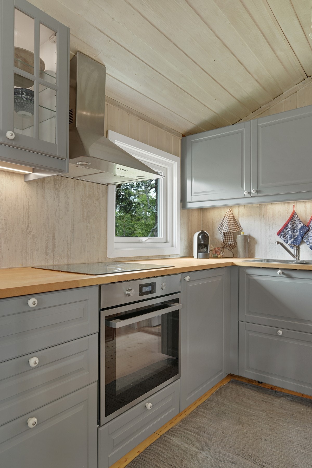 Kjøkkenet har et moderne preg og benkeplate i heltre Galleribilde