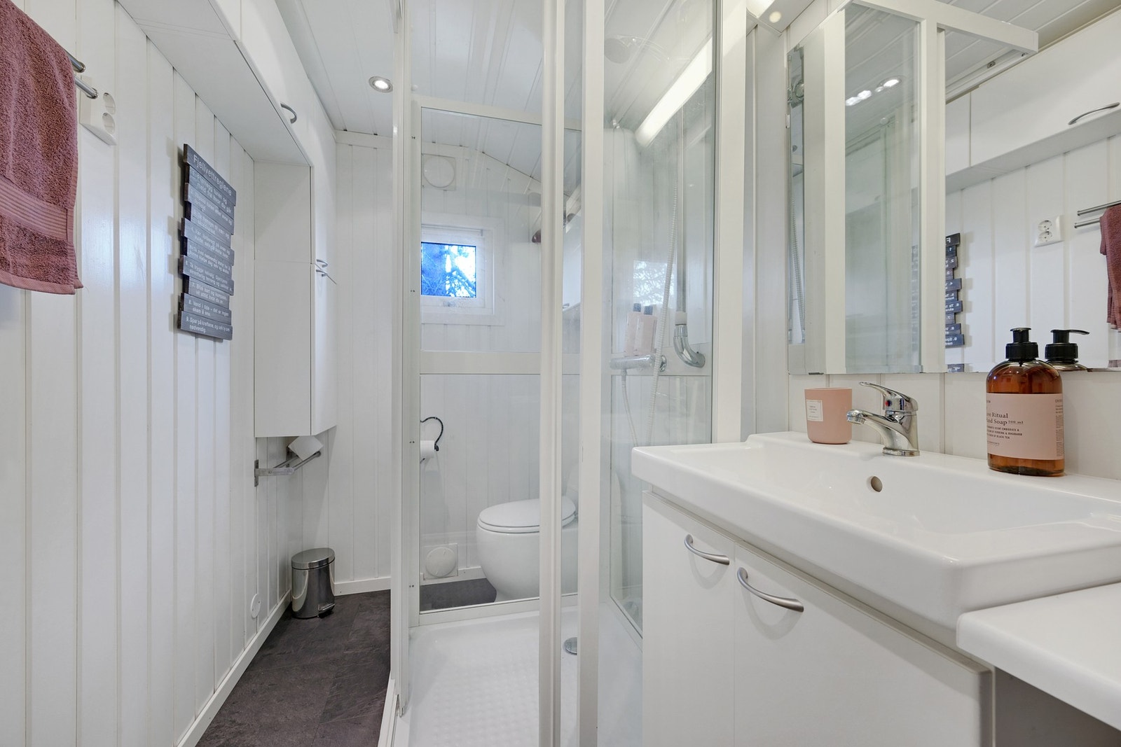 Adkomst til badet fra entreen Galleribilde