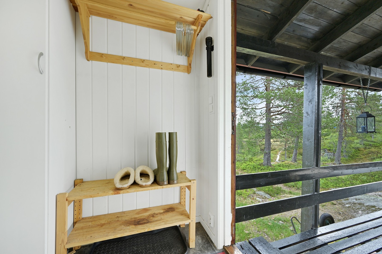 Inn i entreen med plass for sko og yttertøy i garderobeskap Galleribilde