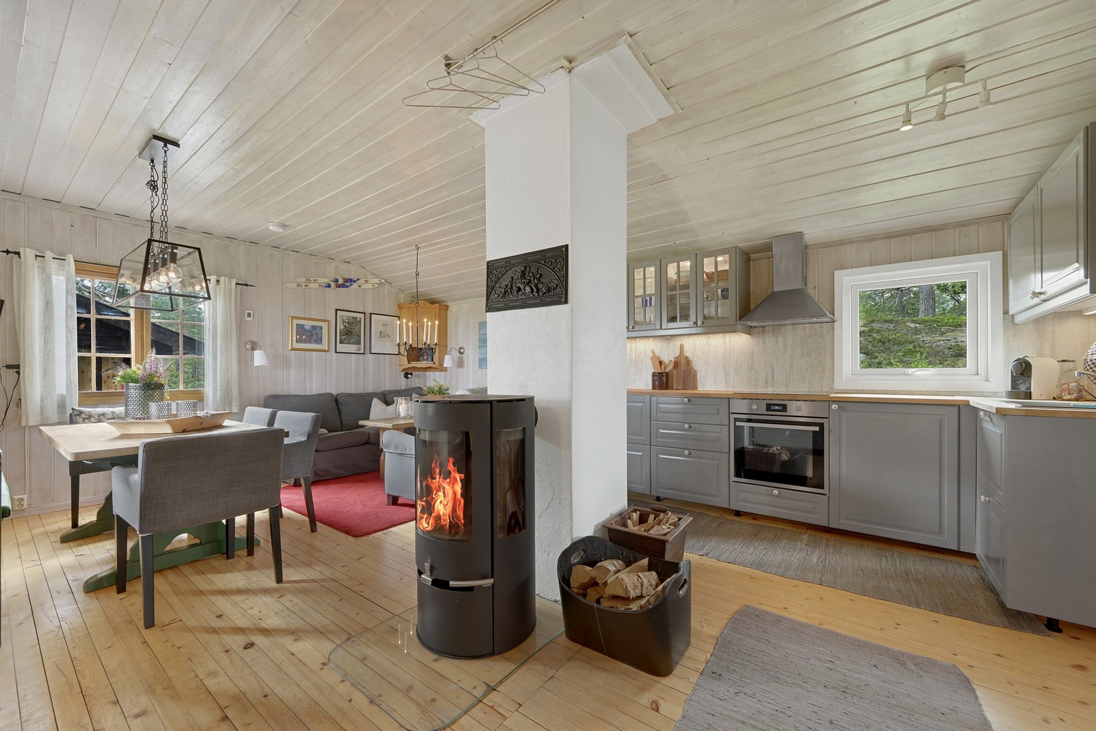 Videre inn i hytta til kjøkken i åpen løsning mot stuen Galleribilde