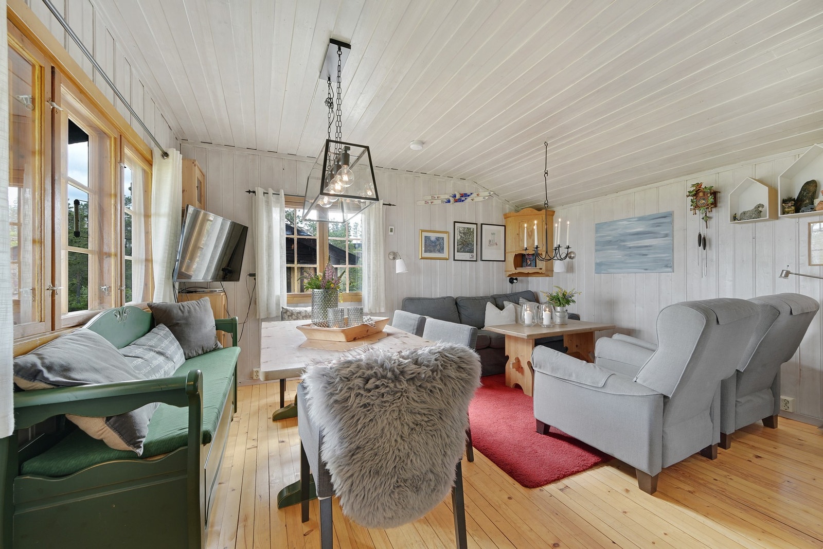 De store vindusflatene gir godt med naturlig lys inn i rommet Galleribilde