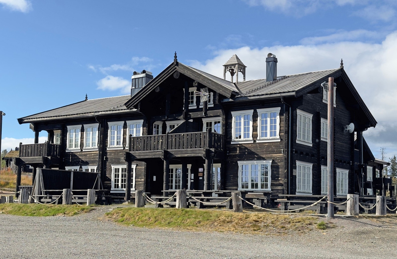 Kort veil til Blefjell Lodge med restaurant og selvbetjent butikk Galleribilde