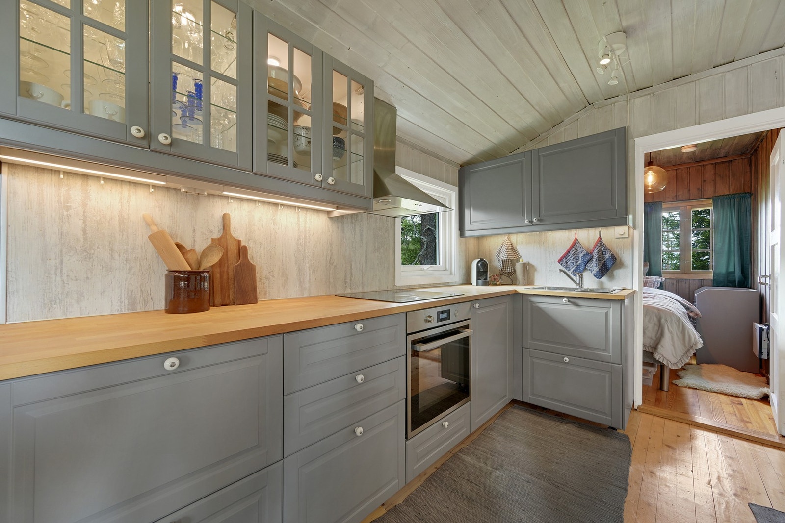 Lekkert kjøkken hvor det blant annet er nytt vindu Galleribilde