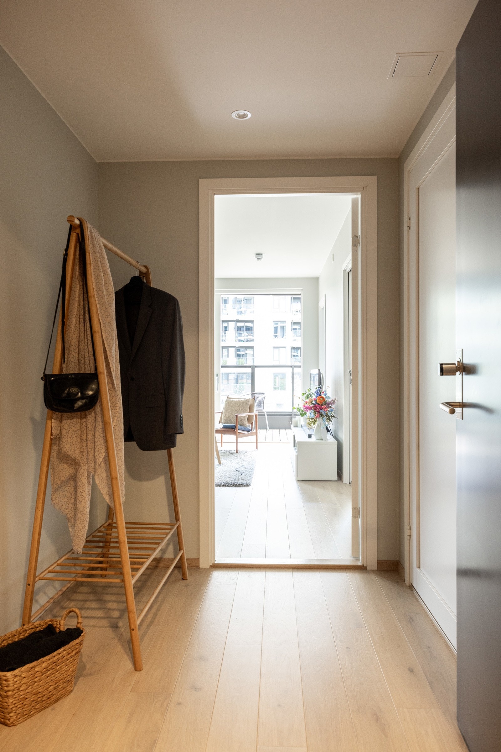 Det første dere møter er en stor entré med plass til familiens yttertøy og sko, rikelig med oppbevaringsplass. Galleribilde