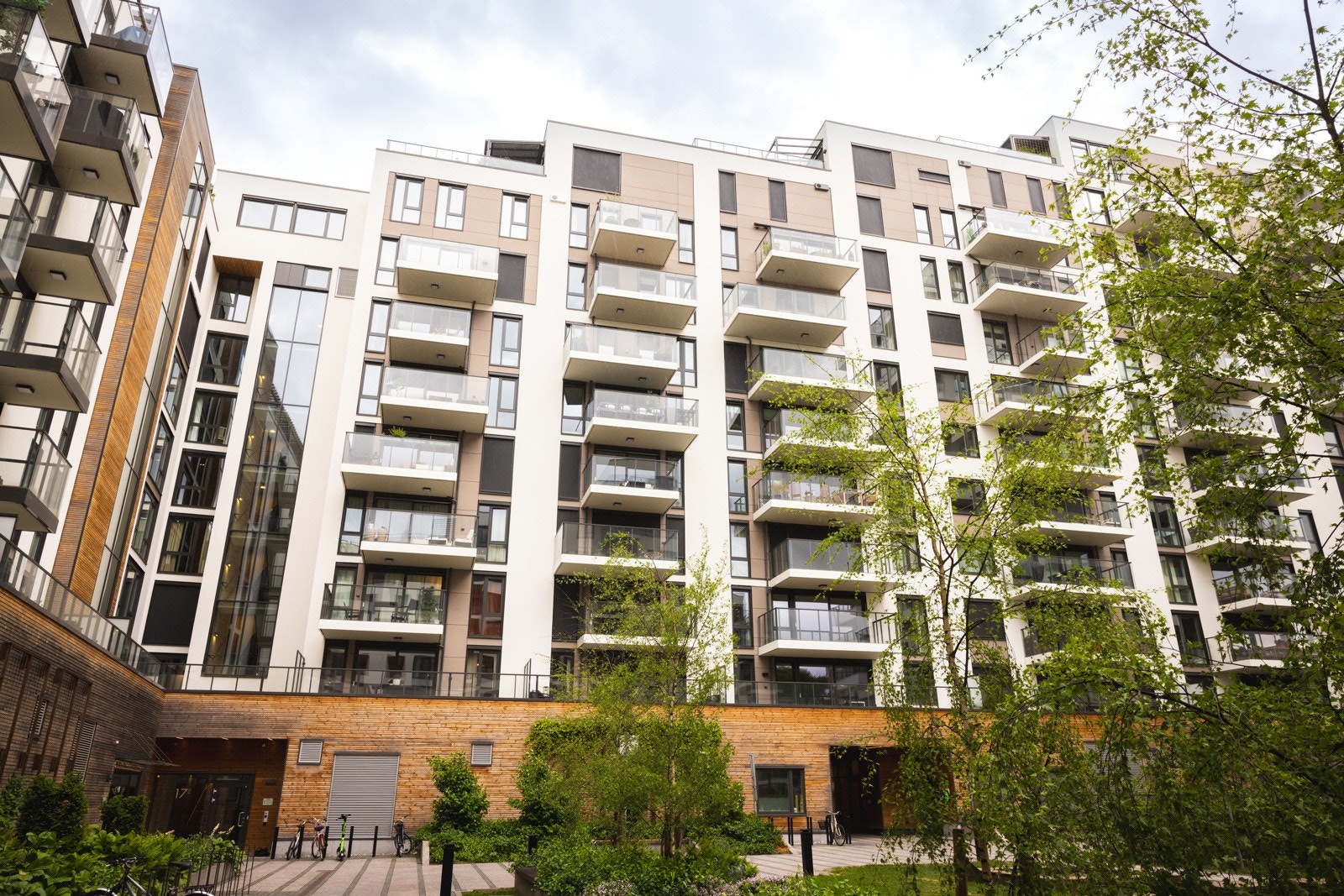 Leiligheten har en ettertrakted beliggenhet i et stille og tilbaketrukket gårdsrom, sentralt og skjermet med nærhet til alt av servicetilbud. Galleribilde