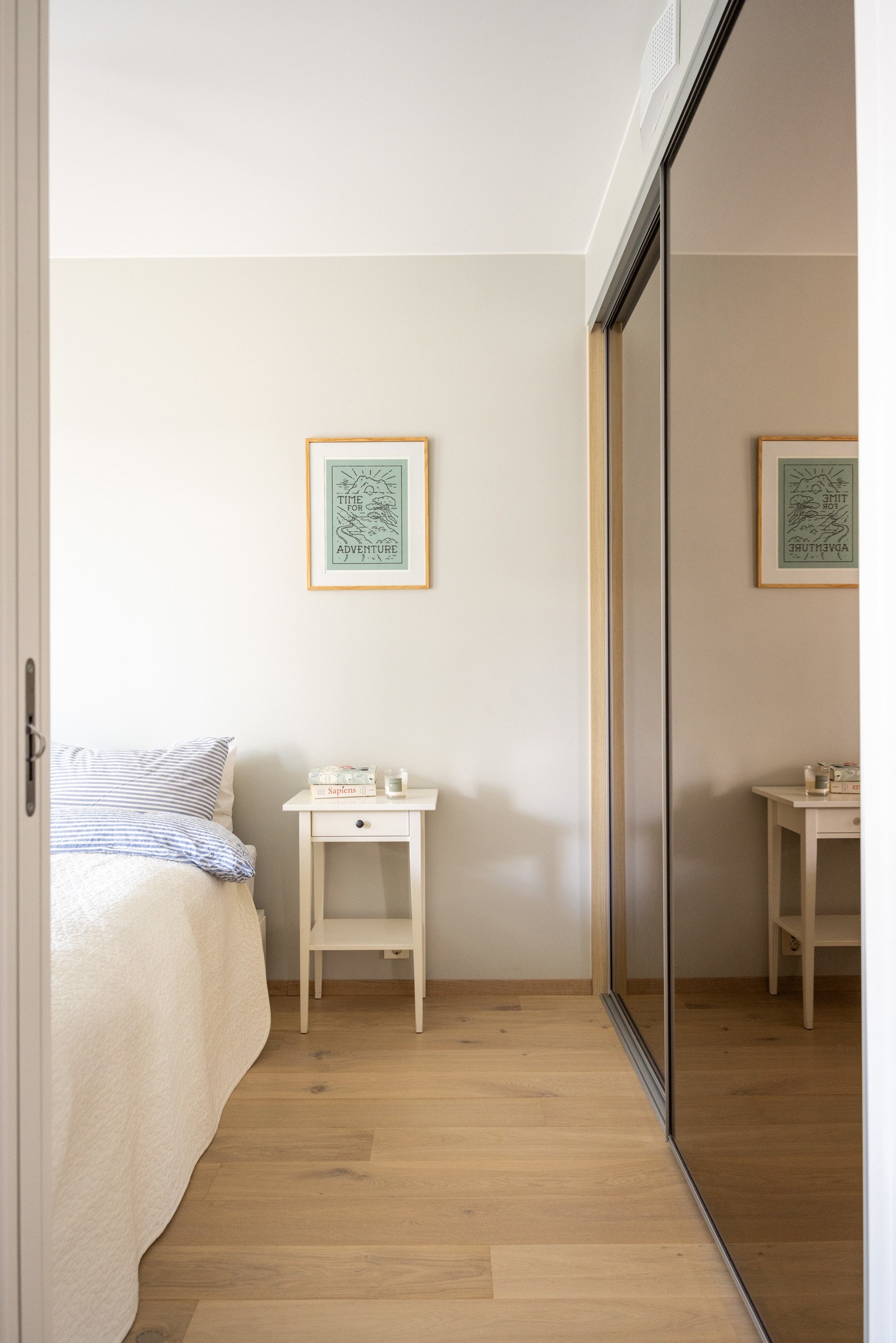 Boligen har et soverom av god størrelse med trivelig utsyn og gode vindusflater som gir rikelig med naturlig lysinnslipp. Galleribilde