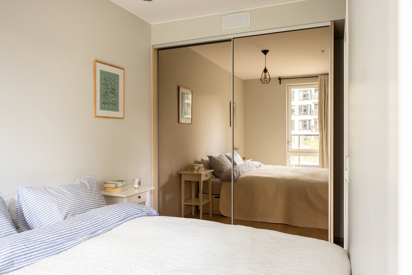 Soverommet har et innebygd garderobeskap med skyvedører, som sikrer rikelig og funksjonell lagringsplass. Galleribilde