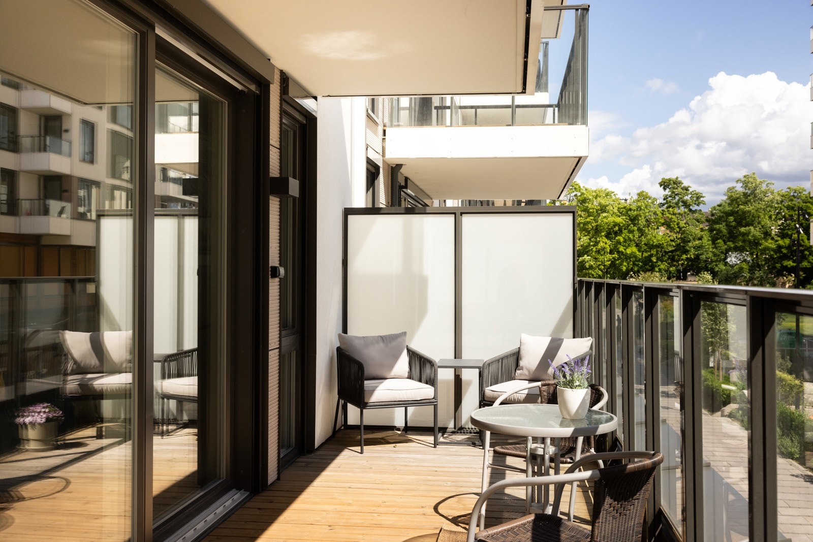 Sørøstvendt balkong på 15 kvm med gode solforhold og god plass til utemøblering. Galleribilde