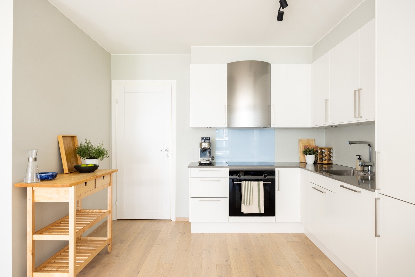 Kjøkkenet er utstyrt med integrerte hvitevarer og har god skap- og benkeplass. Galleribilde