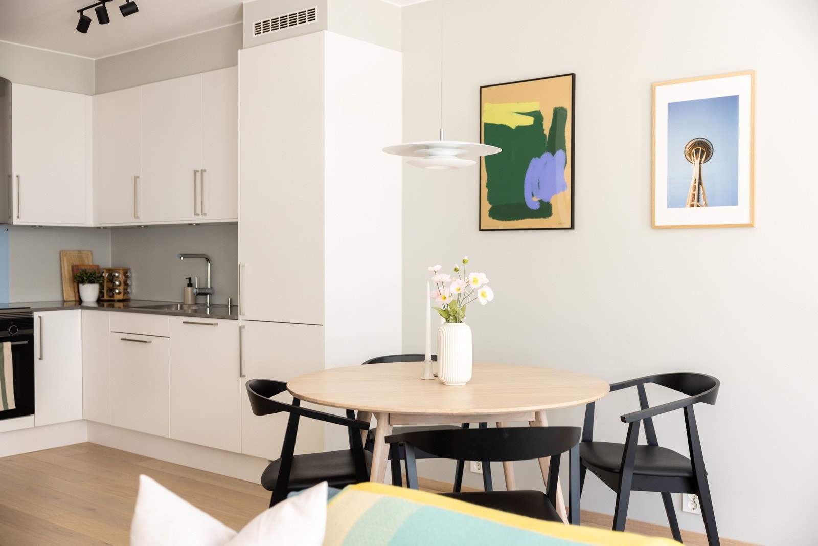 Her har du plass til spisemøblement som innbyr til sosialt samvær med familie og venner. Galleribilde