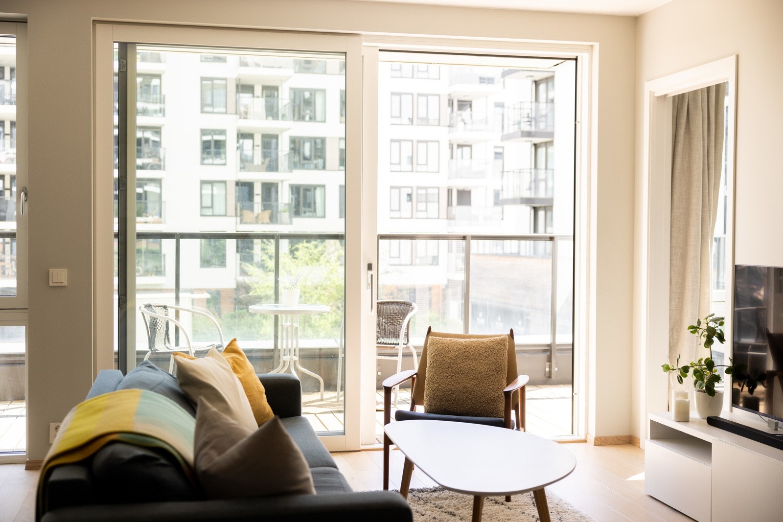 Stuen har store vindusflater som slipper inn rikelig med naturlig lys og skaper en lys og luftig romfølelse. Galleribilde