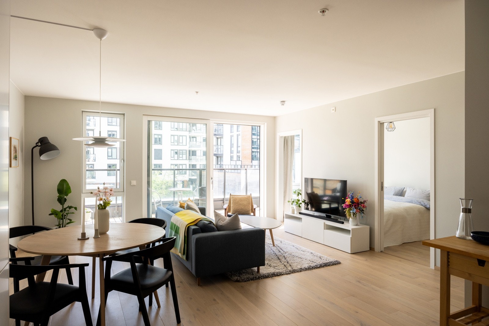 Den gode åpne planløsningen sørger for rikelig med naturlig dagslys og sørger for at man har god plass til spisestue og sofasalong. Galleribilde