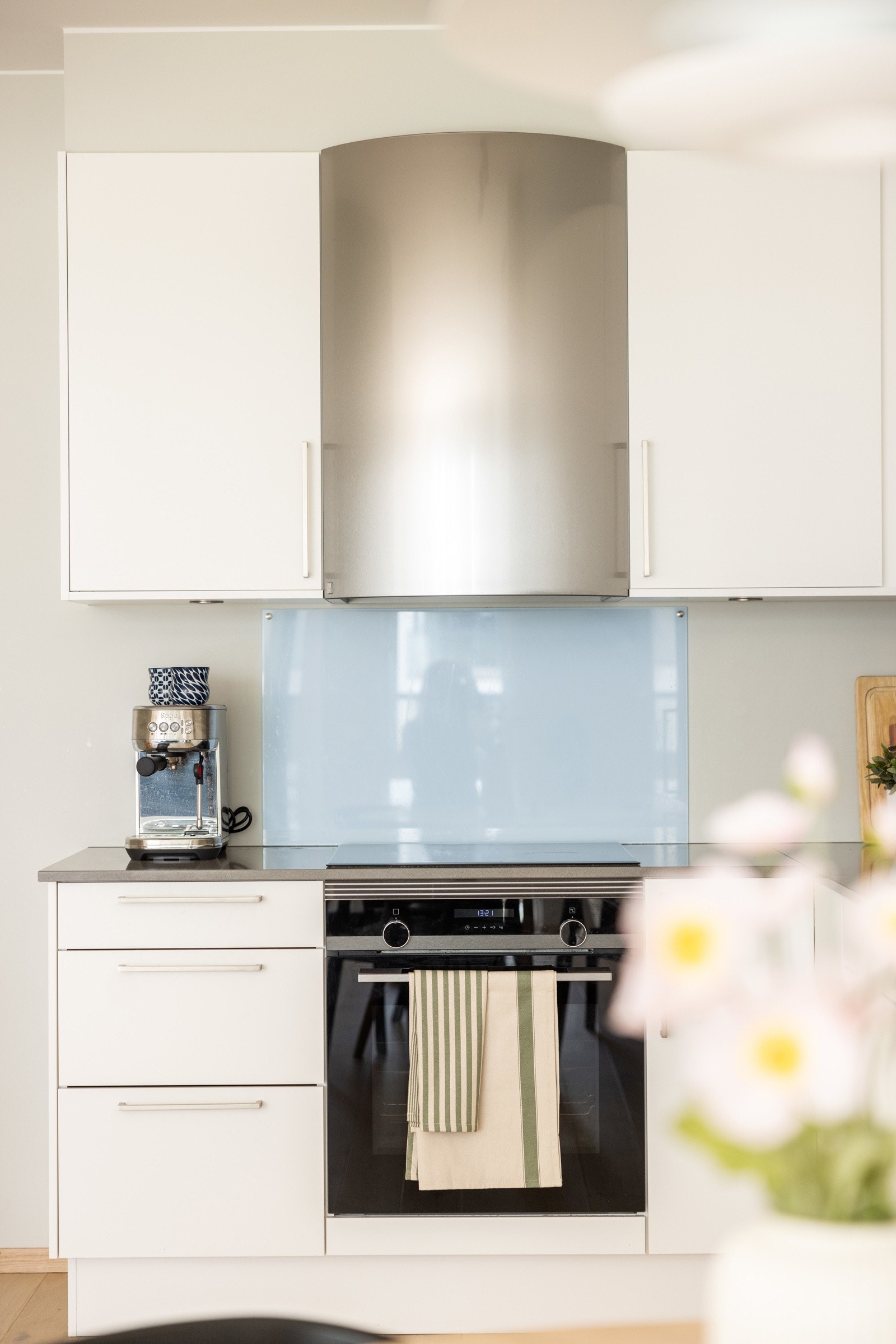 Fritthengende kjøkkenventilator i stål med avtrekk til balansert ventilasjon. Galleribilde