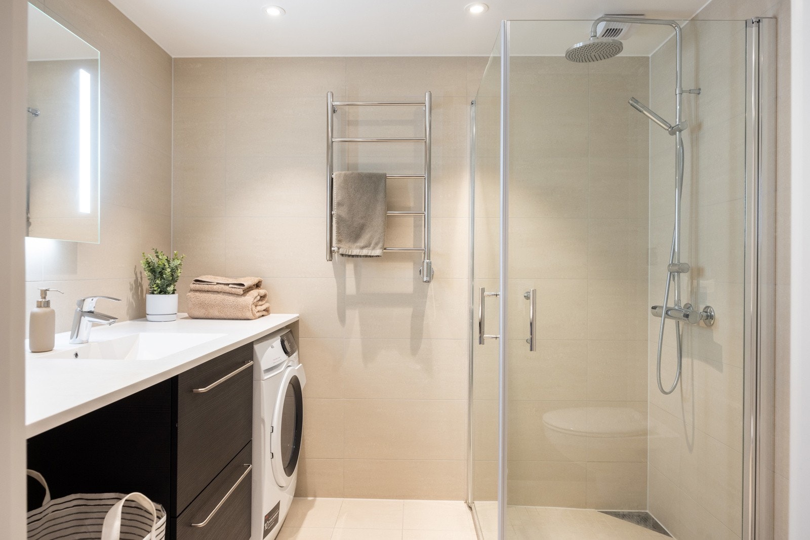 Stilrent bad med fliser på gulv og vannbåren varme. Galleribilde