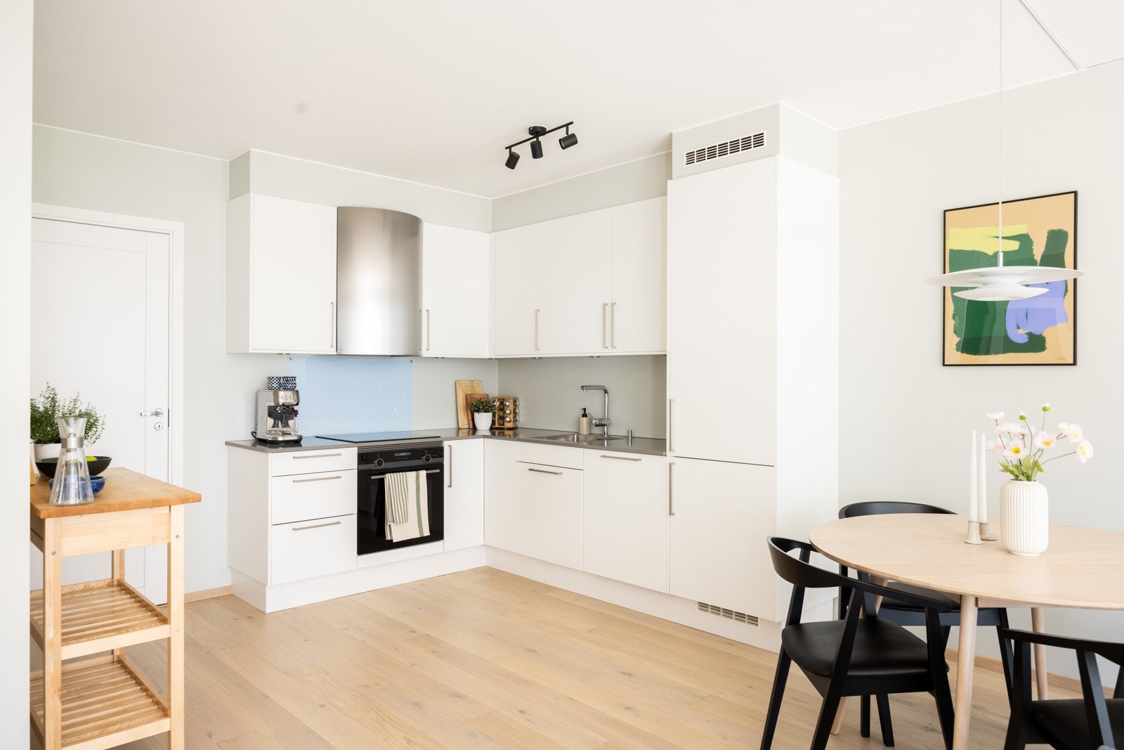 Kjøkkenet består av et moderne Sigdal-kjøkken fra 2022 med glatte fronter og et stilrent uttrykk. Galleribilde