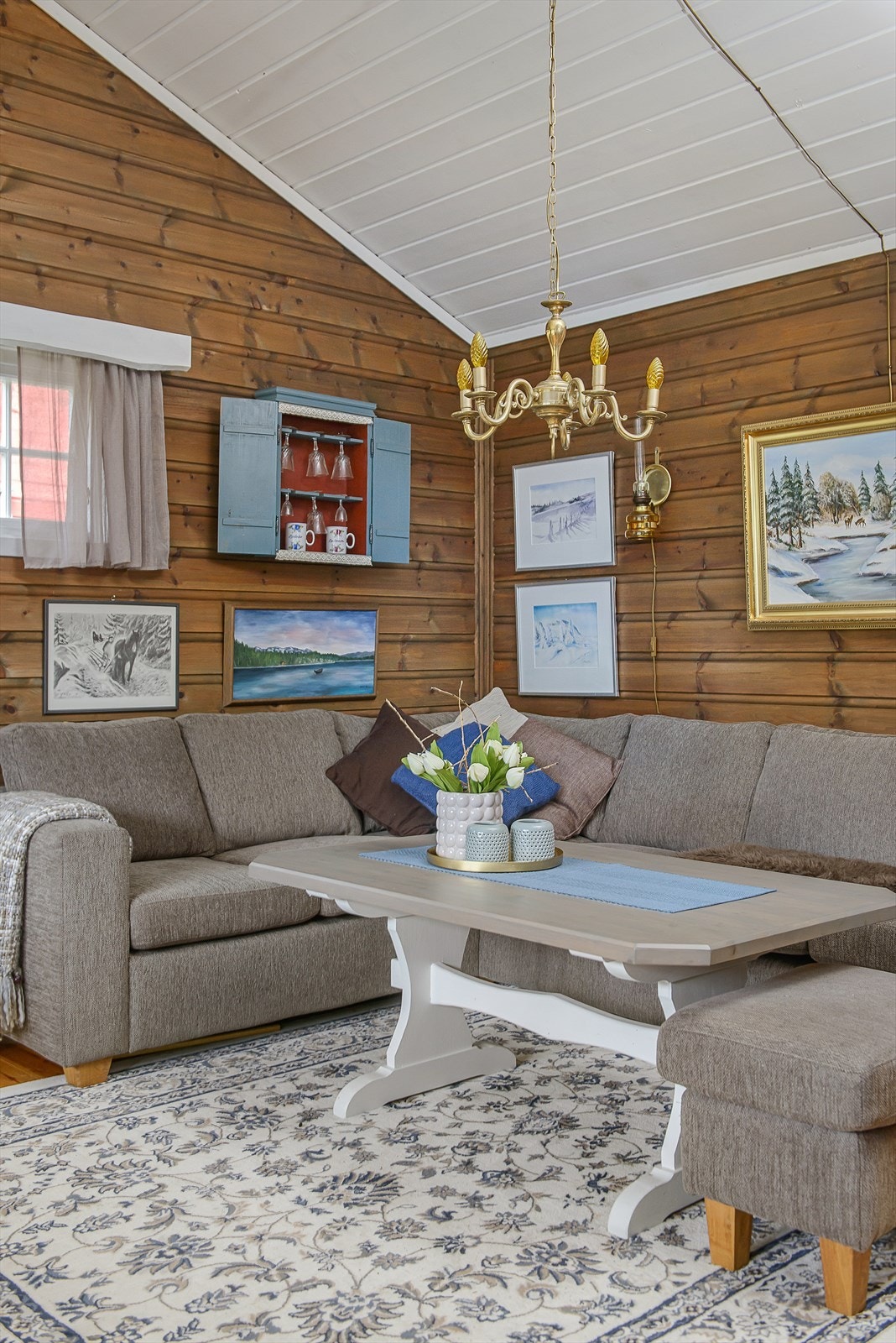 Her er det god plass til en hyggelig sofakrok, ønsket medie- og oppbevaringsmøblement. Galleribilde