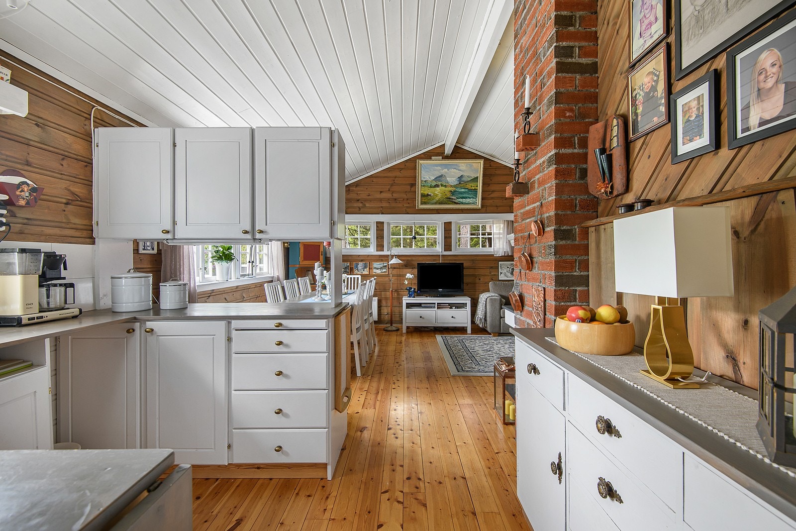 Boligens kjøkken er godt utstyrt med mye oppbevarings- og benkeplass. Galleribilde