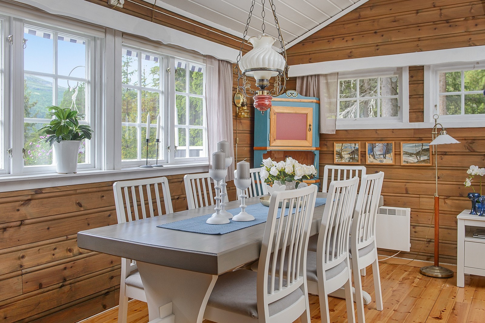 De generøse vindusflatene sørger for en hyggelig atmosfære i rommet - og godt med lysinnslipp. Galleribilde