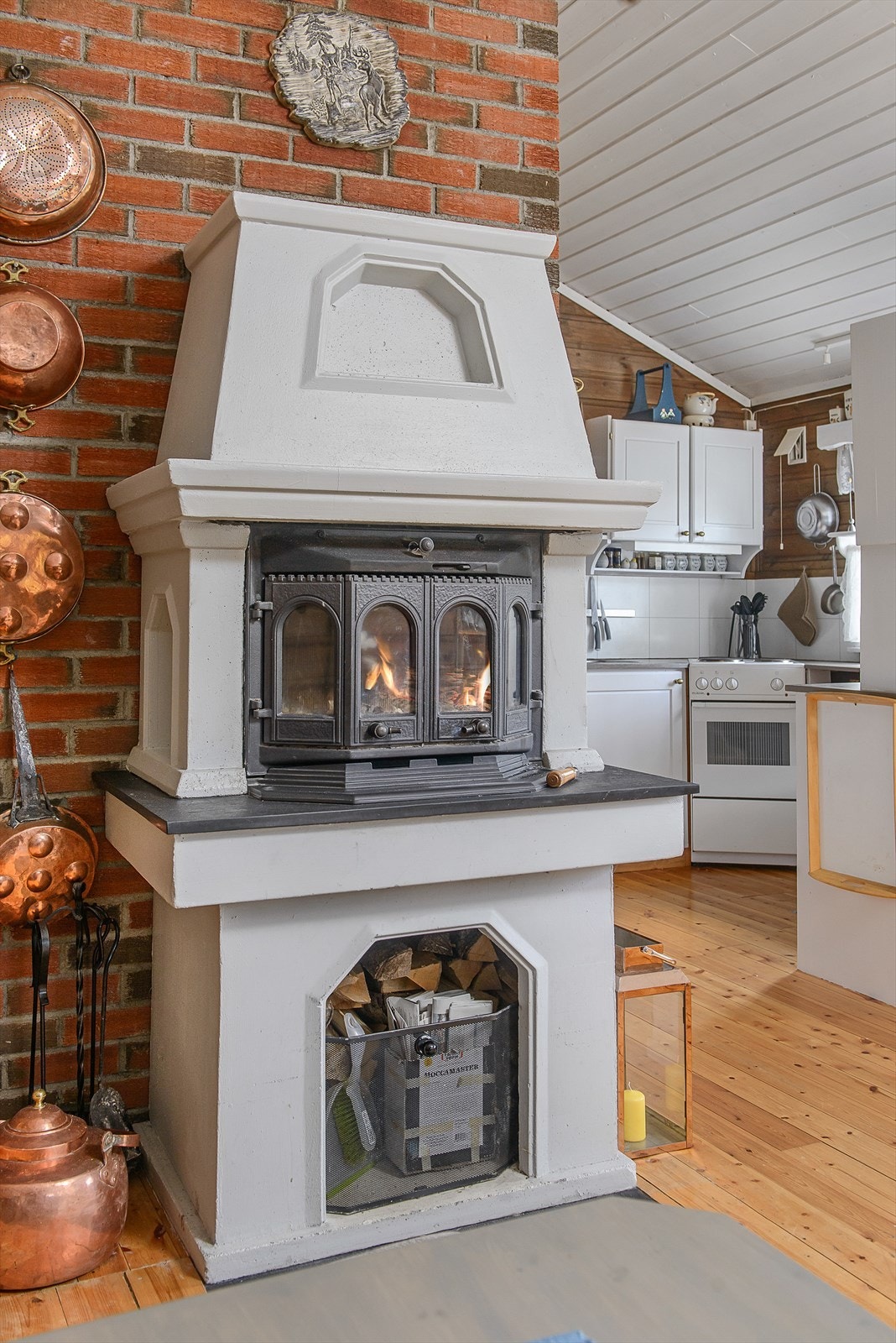 Midt i stuen er det en peisovn, som varmer ekstra godt på kjølige dager. Galleribilde