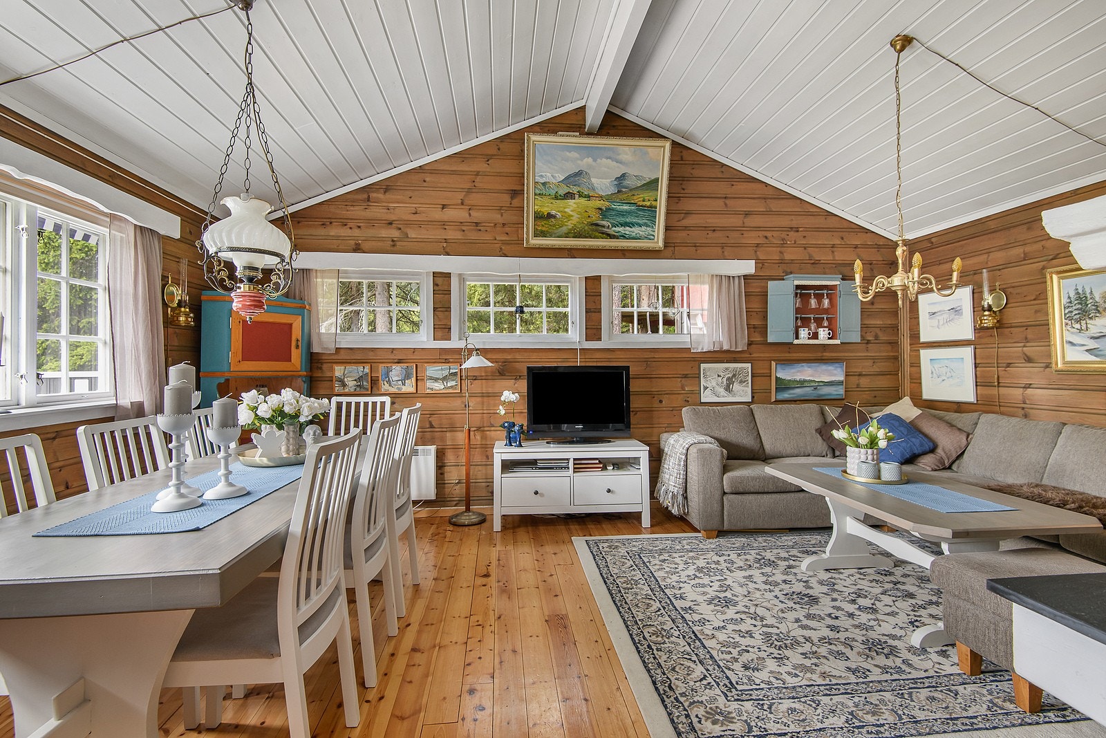 Stuen oppleves svært møbleringsvennlig. Galleribilde