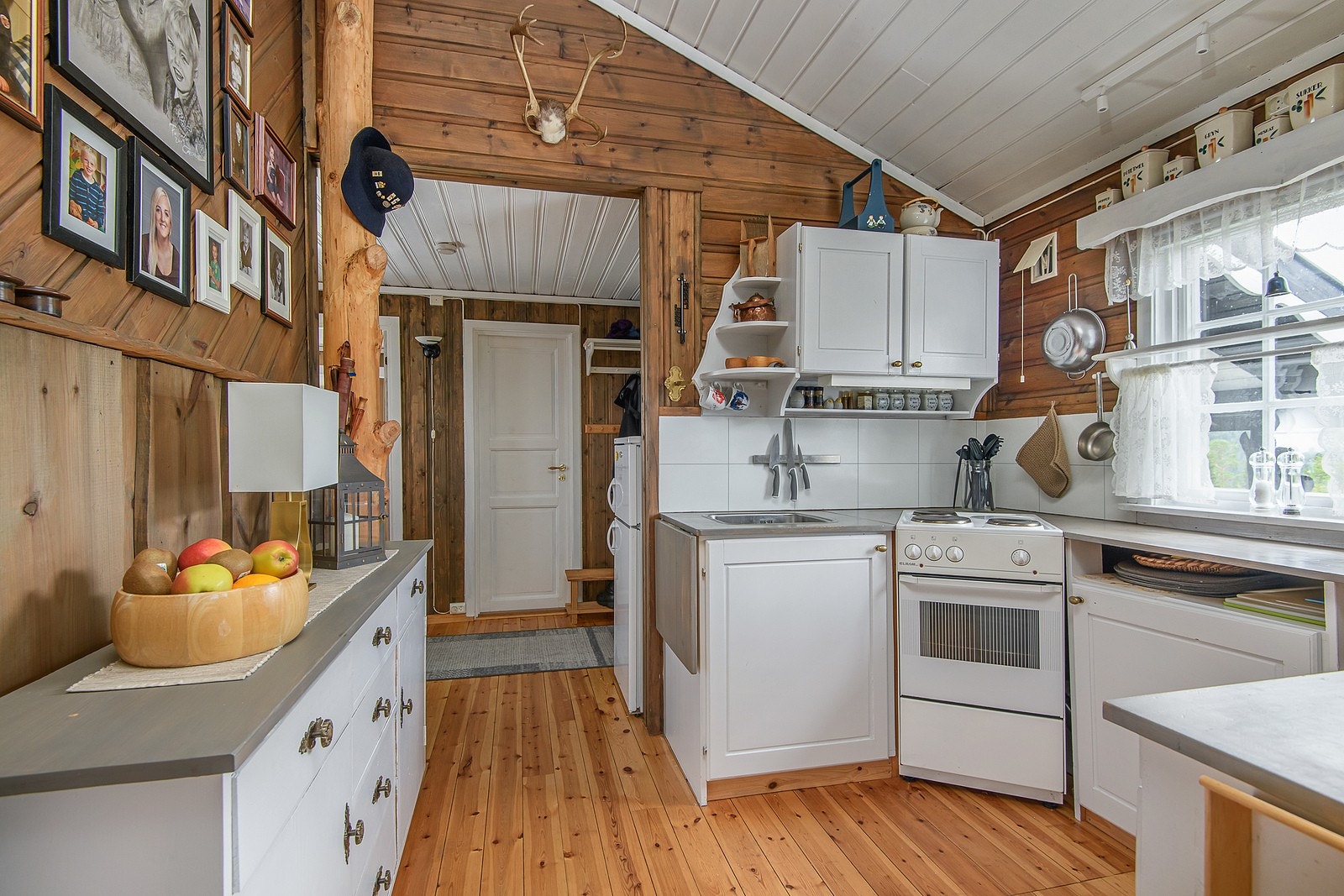 Innredningen består av profilerte fronter, benkeplate i heltre og kjøkkenkum. Galleribilde