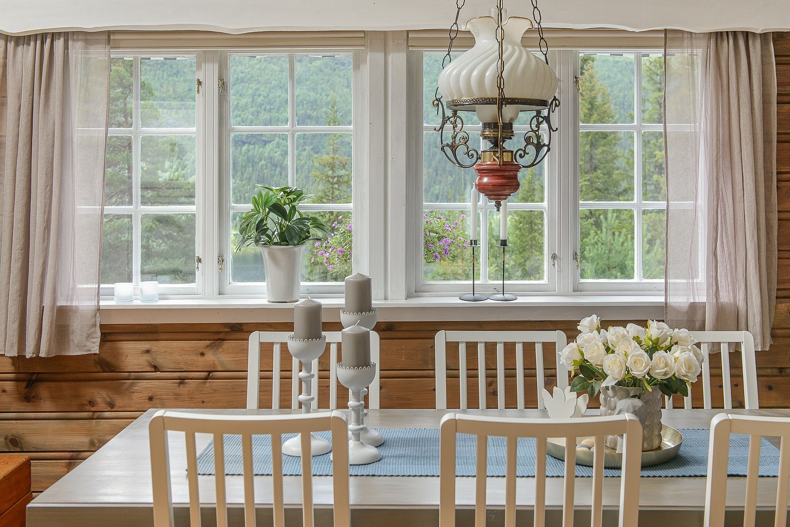 Fra spisebordet kan du nyte den herlige utsikten! Galleribilde