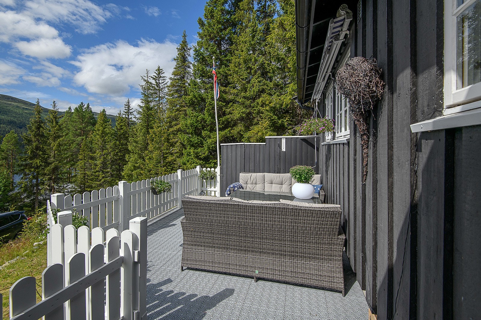 På den sør-vestvendte terrassen er det rikelig med sol. Galleribilde