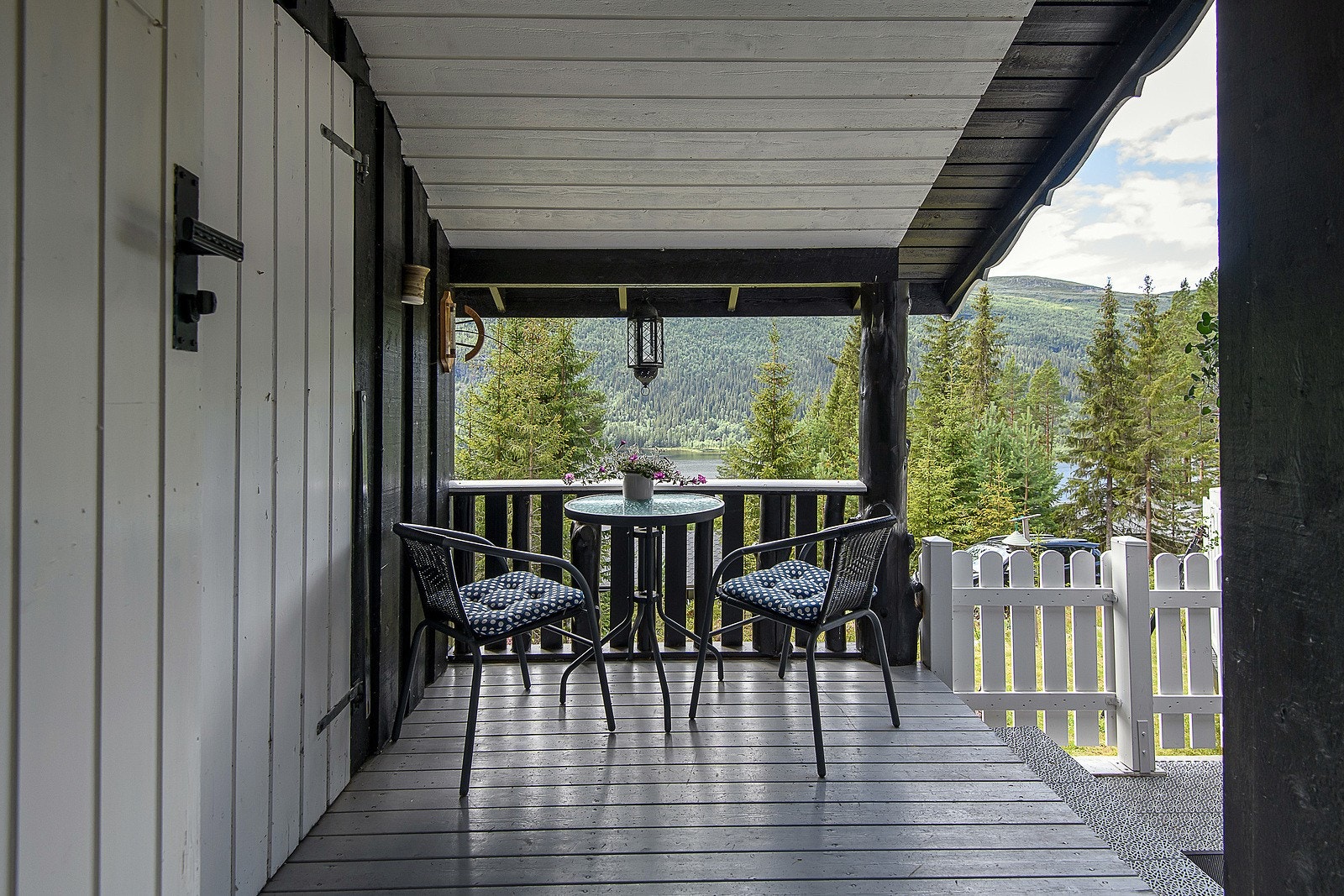 Du blir møtt av et overbygget inngangsparti tilknyttet en praktisk bod på ca 4 kvm. Galleribilde