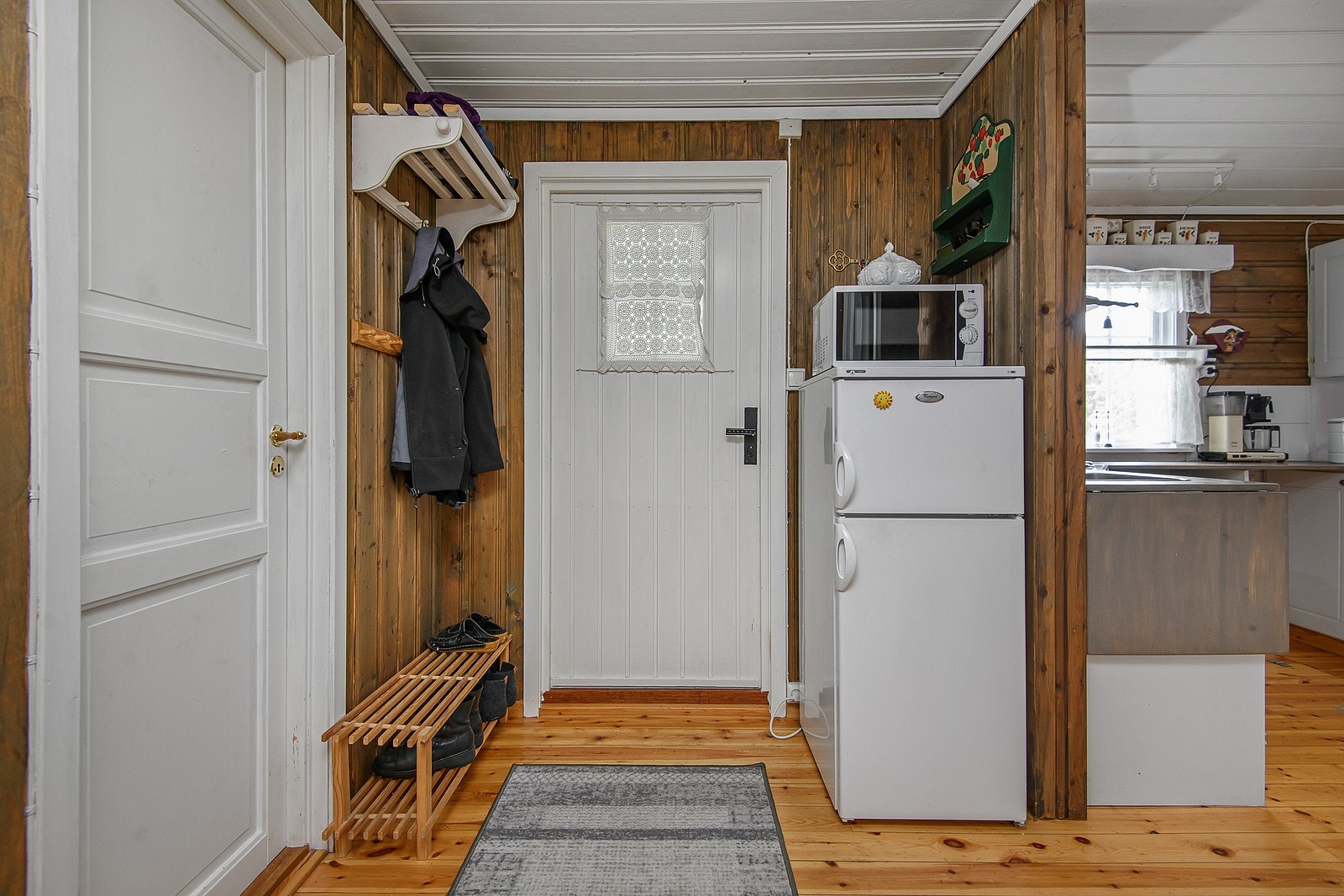 Her er det god plass til å henge fra seg jakken og sette fra seg skoene. Galleribilde