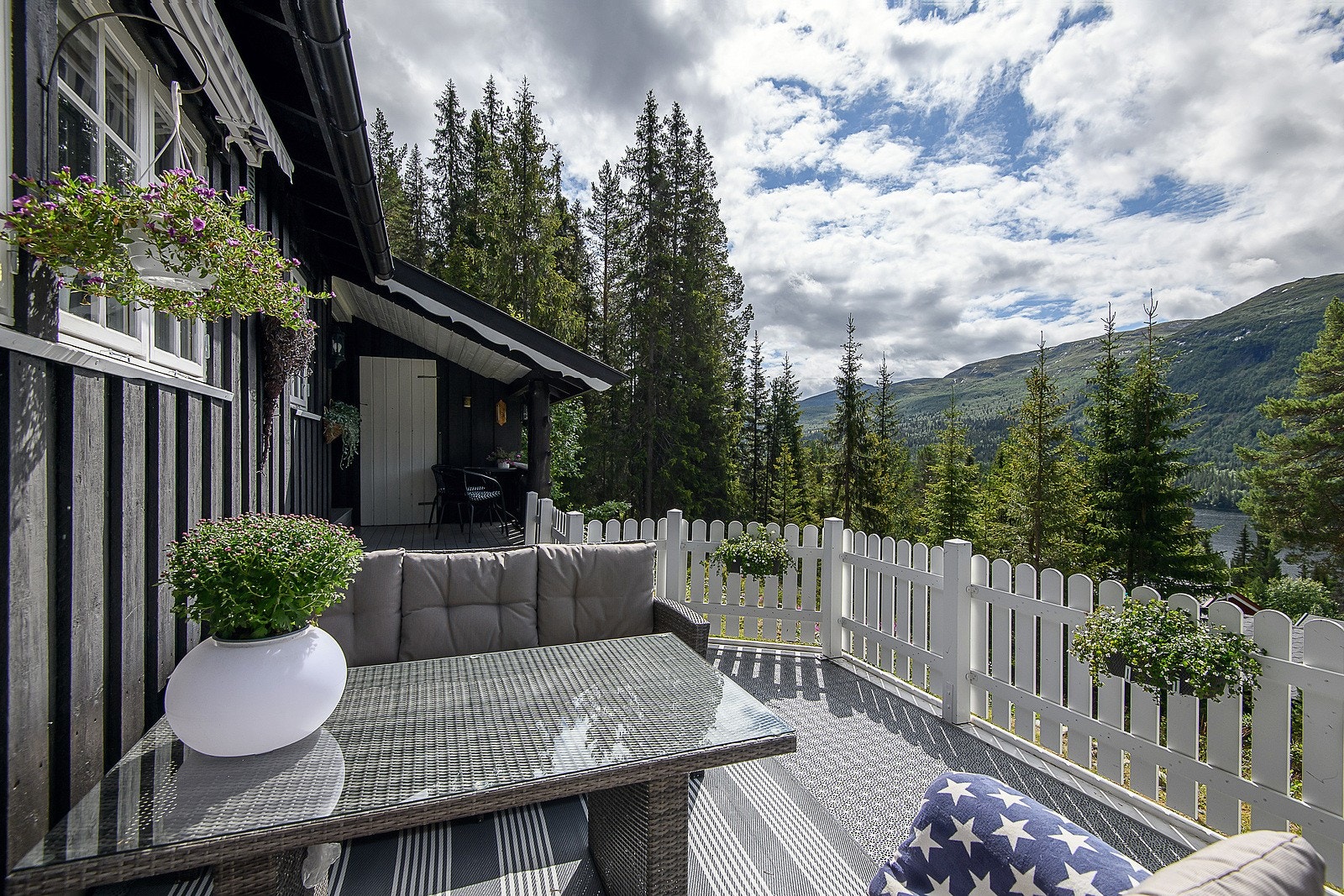 Eiendommen ligger i vakre Espedalen, i rolige omgivelser med fine naturområder som tilbyr jakt- og fiskemuligheter året rundt. Galleribilde