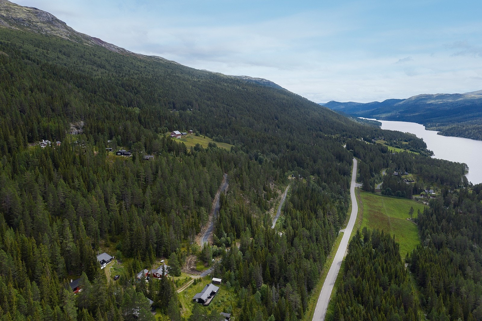 Trenger man å handle inn noe til hytteoppholdet ligger nærbutikken Svatsum ca. 17 minutter i bil unna og Coop Marked Skåbu ligger drøye 21 minutter i bil. Galleribilde